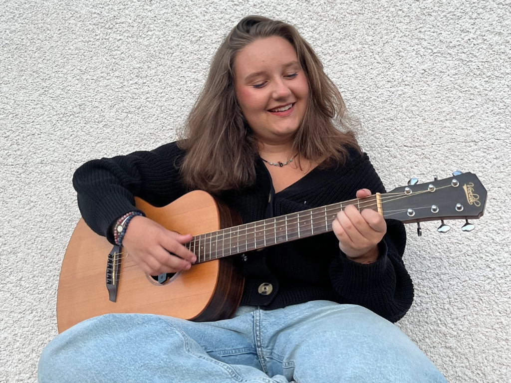 Margot Jeannerot - Margot qui chante avec sa guitare
