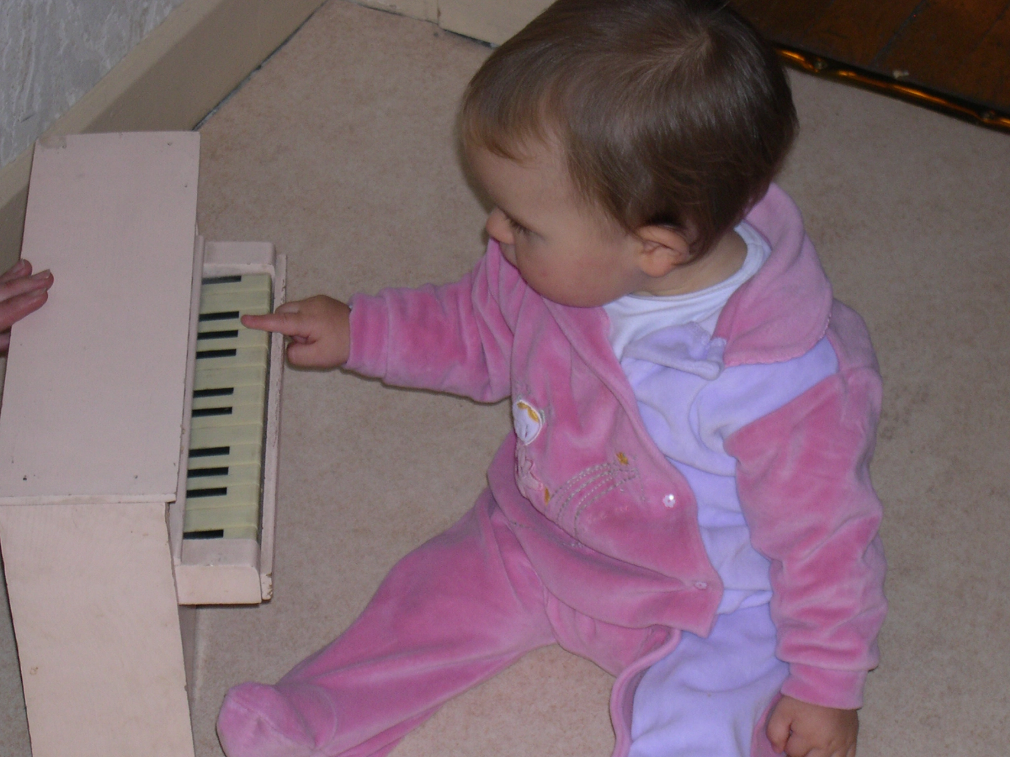 Margot joue du piano toute petite