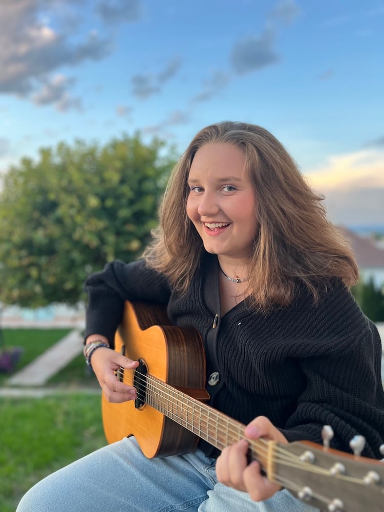 Margot qui chante - Margot Jeannerot avec guitare