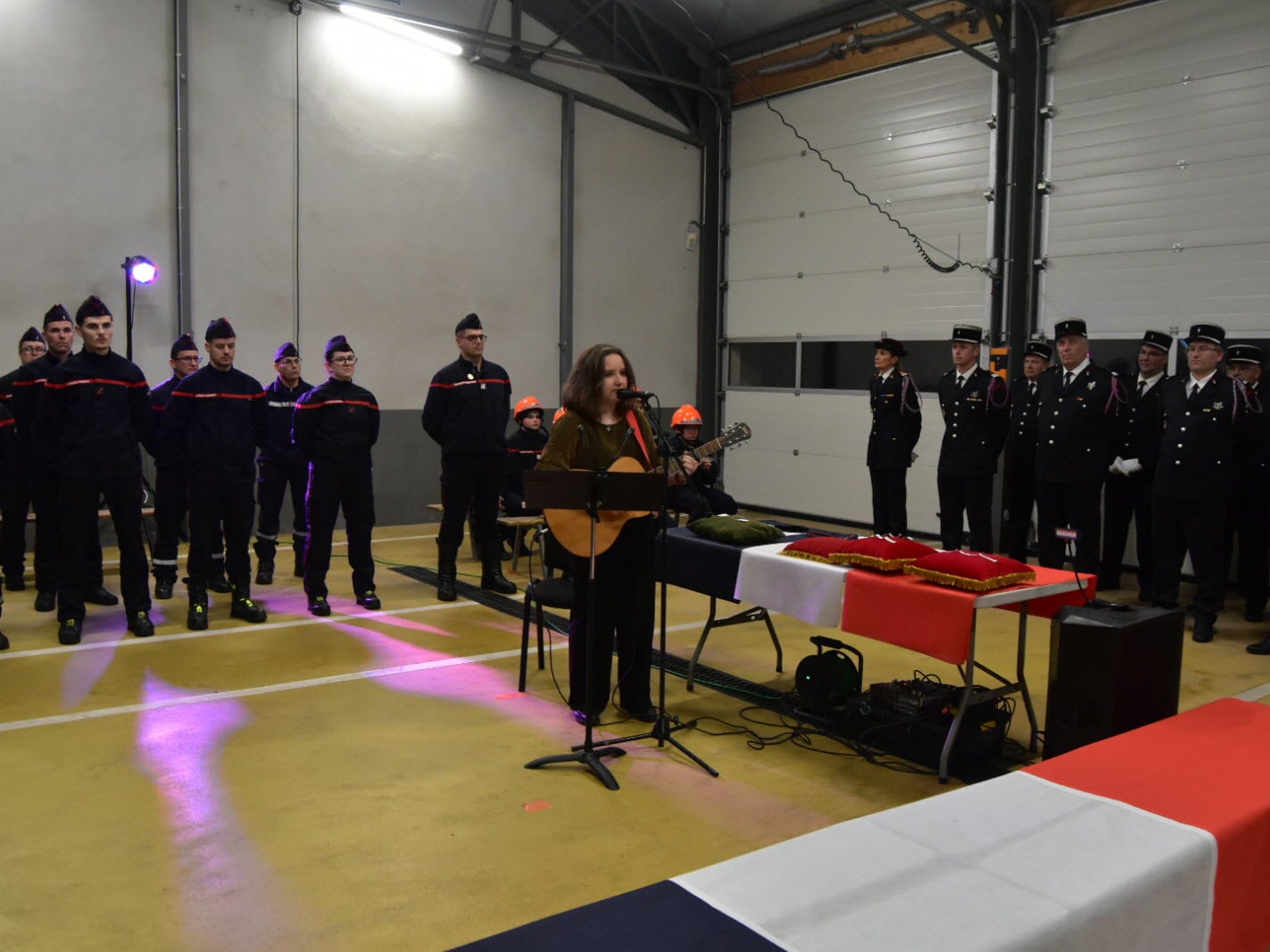 Margot qui chante pour rendre hommage aux pompiers